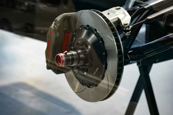 Quels sont les avantages des systèmes de freinage régénératif pour les voitures hybrides?